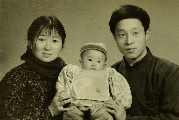 儿子诞生于1973年10月23日，1974年元旦摄于西安东风饭店（东亚饭店）