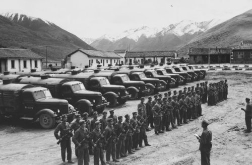 军队油料后勤保障连战士出发前接受毛泽东思想教育 1975年