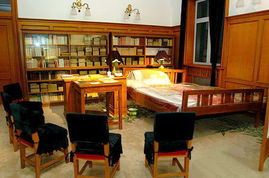 喜欢在床上发号施令的毛泽东，经常在三更半­夜叫醒同僚开会。为其他领导们准备的椅子，­排列在书籍纷陈的大床床脚边 2