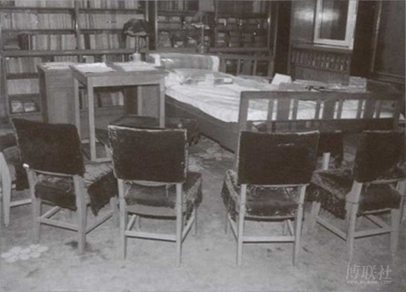 喜欢在床上发号施令的毛泽东，经常在三更半­夜叫醒同僚开会。为其他领导们准备的椅子，­排列在书籍纷陈的大床床脚边1