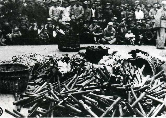 图为人民政府收缴的烟具和赌具。