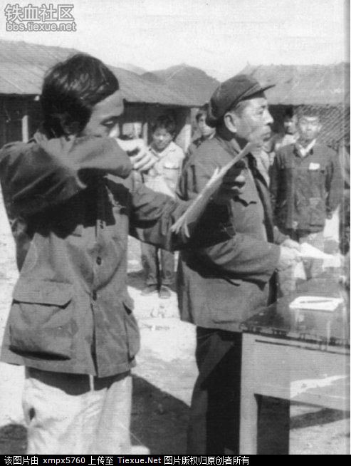 在1978年冬到1979年春，云南的西双版纳发生了一场数万知青下跪请愿大返城的事件 6