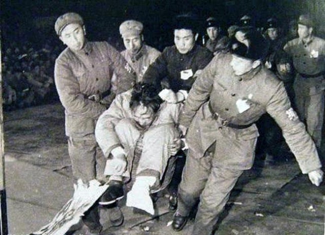 建国后第一任公安部长罗瑞卿，跳楼后受伤，被用箩筐抬上批斗大会接受批斗