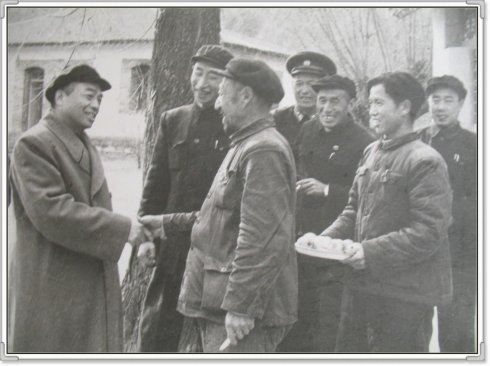 彭德怀ｃcomes to Yanan during GLF and sees iron factory 4