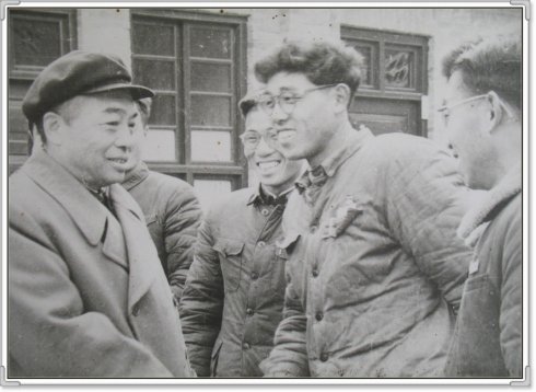 彭德怀ｃcomes to Yanan during GLF and sees iron factory 5