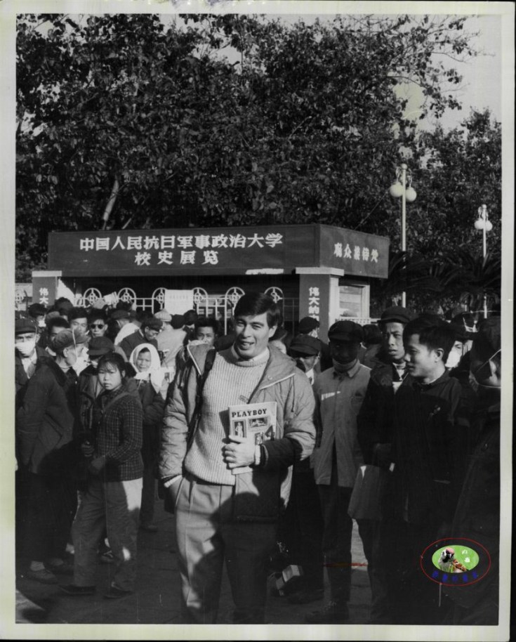 文革期间一外国青年竟敢拿着花花公子杂志招摇过市1967