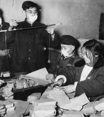 那时，春节前，九如斋食品店门口购买年货的市民常常排起长队。1959年2月7日，九如斋的职工们为了减少购买者久等、排长队的现象，他们在晚上便为明天的售货作好准备，这是九如斋职工在包年糕