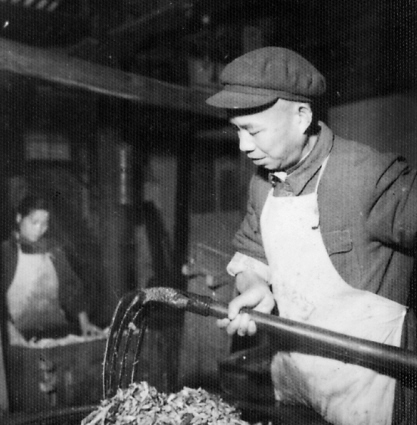 酱菜，在上世纪五六十年代也是年货中的一大特色品种。这是1962年2月1日，长沙协昌裕酱园总店加工厂正在大量加工萝卜、干菜，准备在年节前供应市场，图为工人们正在翻拌萝卜干。余文达 摄