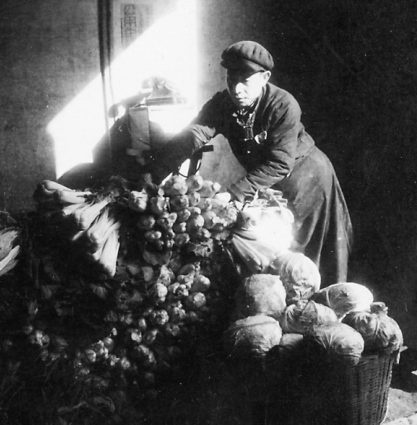 除了大鱼大肉， 长沙人过春节时，还喜欢吃新鲜蔬菜。当年新河蔬菜营业处的营业员们对蔬菜的储存保管下了大功夫，他们保存的蔬菜很少腐烂变质。这是1963年1月18日，该营业处营业员正在整理新鲜蔬菜，准备春节期间对长沙市场的供应。