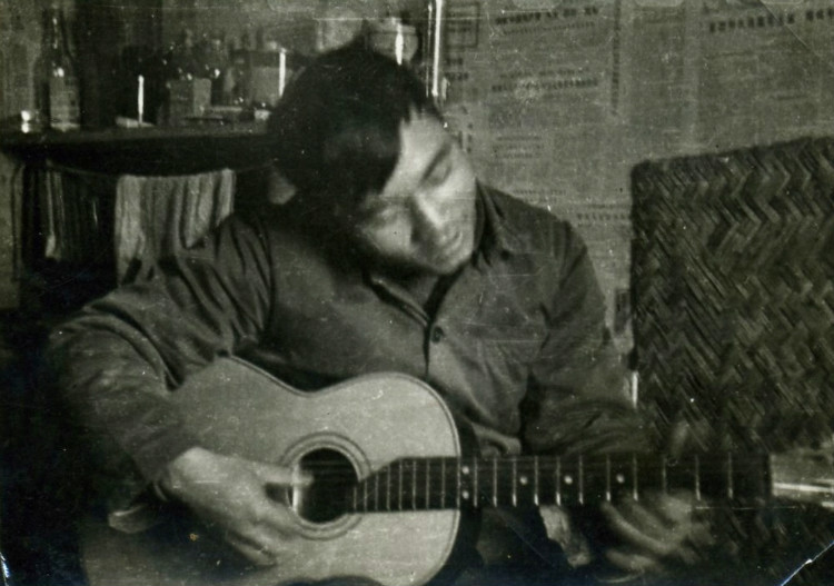 zhiqing plays guitar early 70s