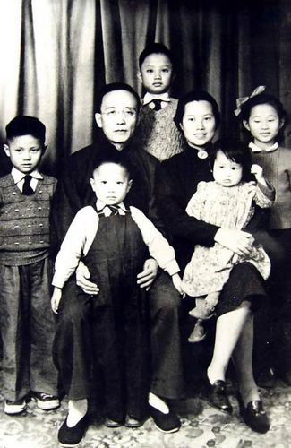 1948年，郭沫若与于立群及子女在香港合影