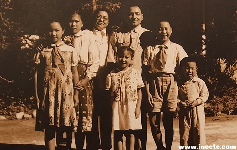 1949年10月19日，在中央人民政府委员会第三次会议上，被任命为中国人民革命军事委员会委员。图为20世纪50年代与家人合影