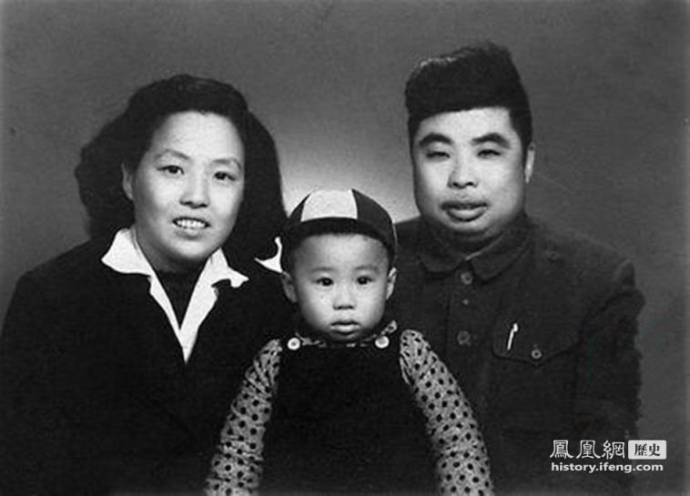 1949年夏，吴法宪、陈绥圻夫妇与儿子吴新潮在汉口