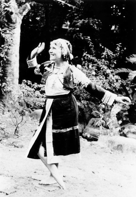 1950年代，穿上原住民服饰，打着赤脚，蒋方良来了一段原住民的歌舞