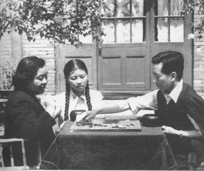 1952年丁玲和陈明、蒋祖慧在多福巷家中。