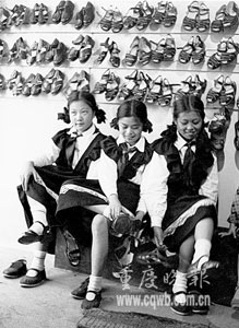 1953年六一儿童节，儿童在商场买凉鞋