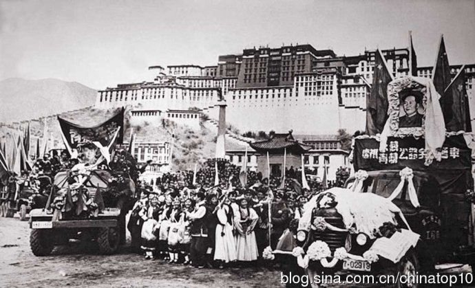 1954年12月26日，西藏布达拉宫广场，康藏公路、青藏公路全线胜利通车，拉萨各界人民举行了盛大的通车典礼。