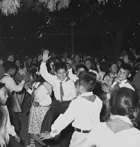 1957年5月31日晚上，首都儿童在中山公园游园联欢，庆祝“六一”国际儿童节
