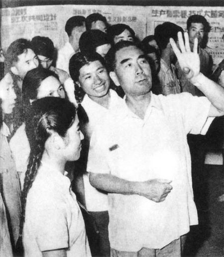 1958年8月24日，周恩来在清华大学参观毕业设计成果展览。资料图片