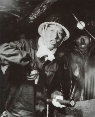 1958年9月，刘少奇在开滦煤矿井下视察