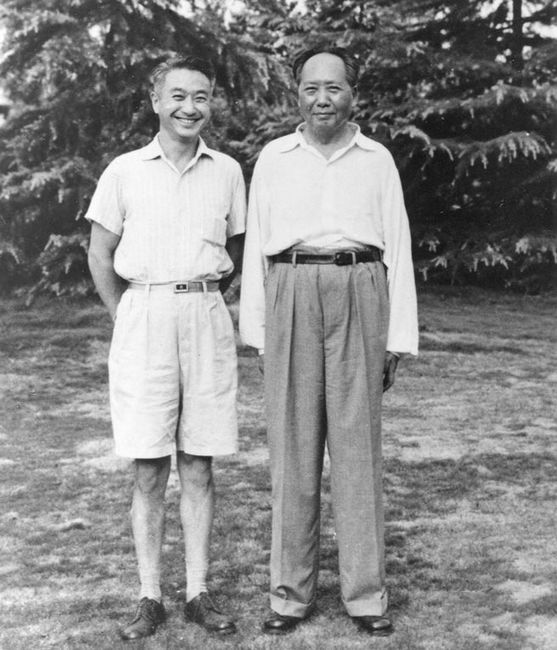 1958年“大跃进”期间，李志绥与毛泽东合影