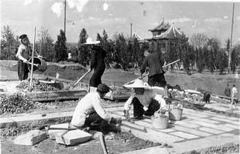 1959年元月，白雪皑皑，工人们冒着严寒，仍在加紧修建烈士公园内的烈士塔。 长沙