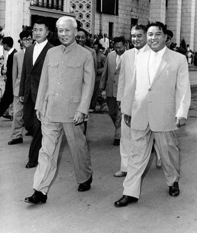 1963年9月15日，刘少奇率代表团访问朝鲜，金日成首相到平壤车站热情迎接中国代表团。