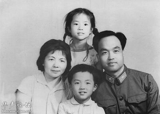 1964年，和爸爸妈妈、姐姐）