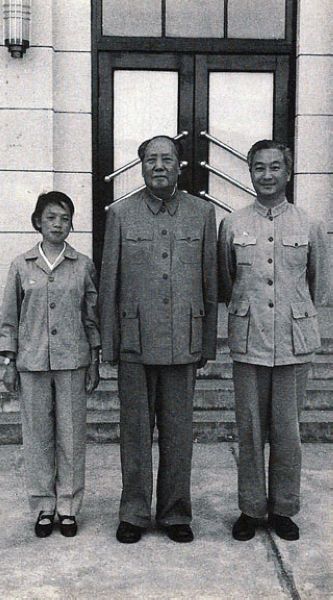 1965年，毛泽东与保健医生李志绥、护士长吴旭君合影