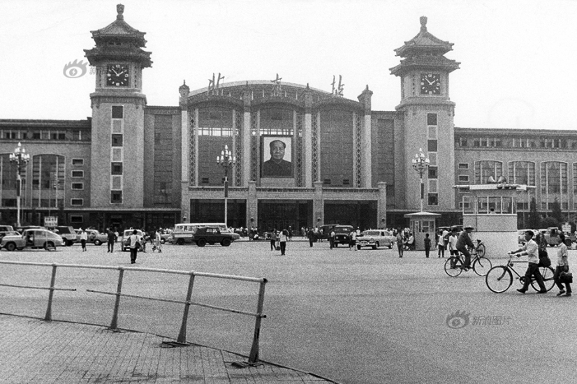 1966年“文化大革命”爆发，北京站贴上了毛泽东画像。