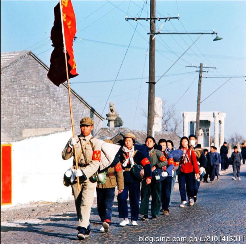 1966年红卫兵走出北京到全国各地串连。摄影翁乃强