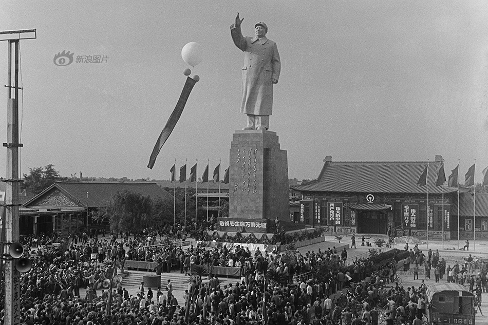 1967年，陕西省西安市老火车站广场，新建成的毛泽东雕塑落成。刘一