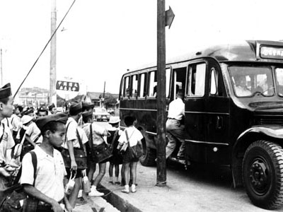 1968年，台北市第一届国中生排队等候学生专车上学的情形