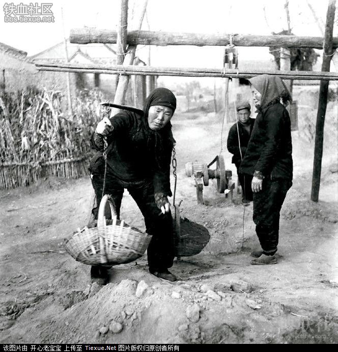 1969年冬，临潼妇女参加深挖洞战备活动。任永健 摄