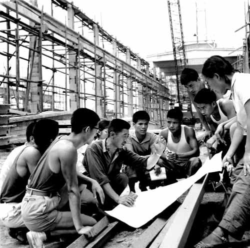 1969年，北京，清华大学学生到建筑工地接受工人阶级再教育