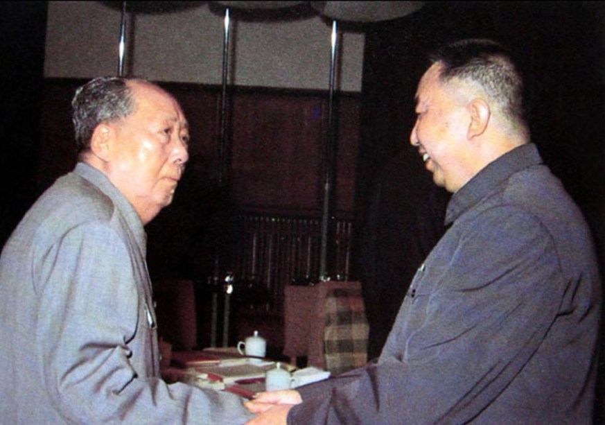 1976年，毛泽东和华国锋握手