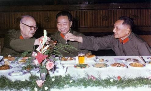 1977年邓小平复出后，向叶剑英、华国锋敬酒