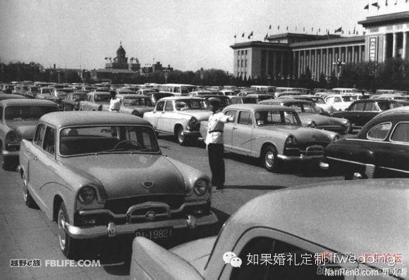 1979年，人民大会堂前的停车场，上海牌轿车是当时公务用车的主要车型
