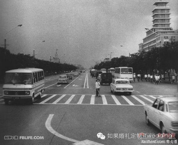 1979年，北京长安街两侧的建筑物屈指可数，而路上的车辆即便再多，也不可能拥堵。