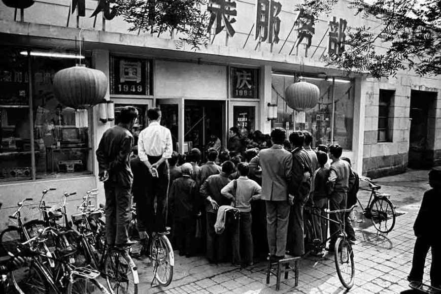 1984年，北京观看国庆大阅兵转播的观众