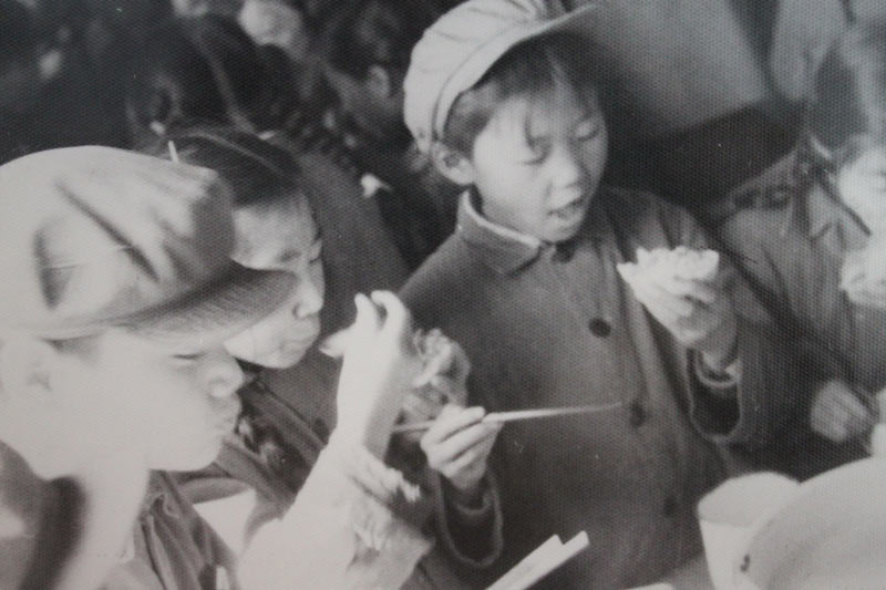 70年代我校前身 青海重型机床厂子弟学校 学生集体军训生活