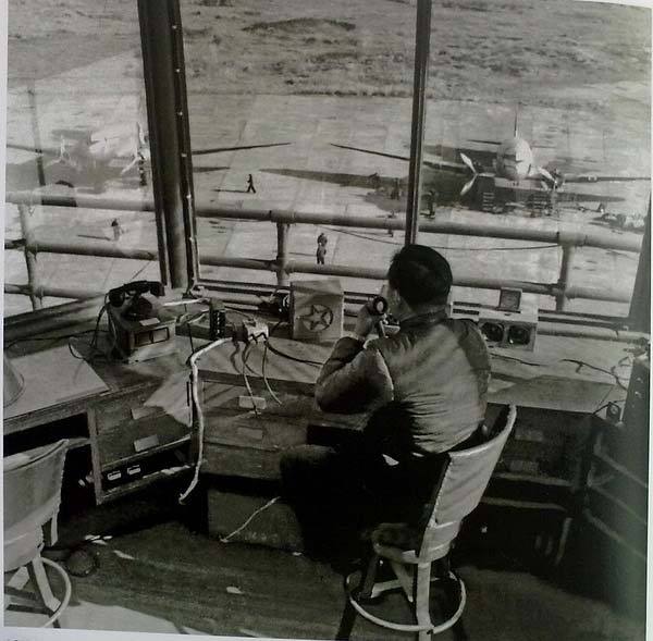 953 上海机场航行管制员在指挥飞机起落