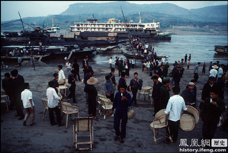980年的四川万县码头，后边的大船将开往上海