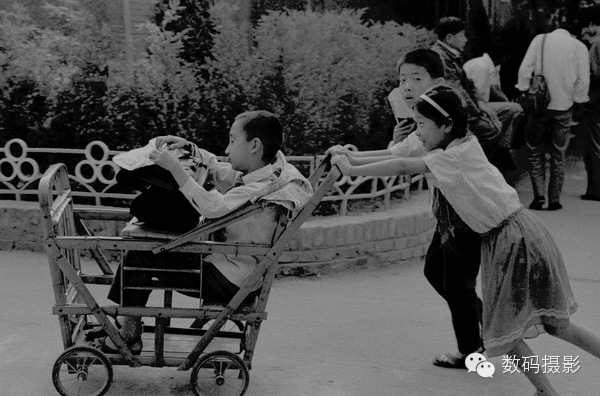 982年厂桥，班级干部接送班中患病同学上下学