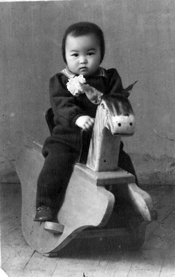 “健康儿童骑木马。”1950年儿童节，一岁半的我参加江西赣州健康儿童比赛后留影。熊家蓓供照