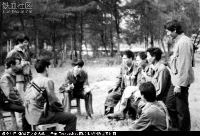 农场知青民兵战前学习讨论，研究作战方案。1979