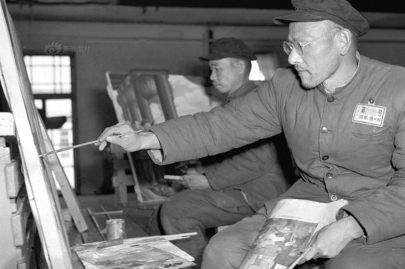 . 周恩来要求在生活上对这些战犯怀之以柔，在生活上给予充分的优待。要求管理人员尊重战犯人格，严禁打骂体罚等污辱行为。图为1956年，战犯冈本铁四郎在画画，他已经画出30多幅油画