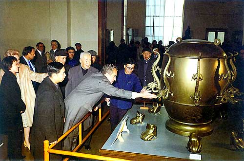 尼克松参观北京故宫博物院。来源：新华网