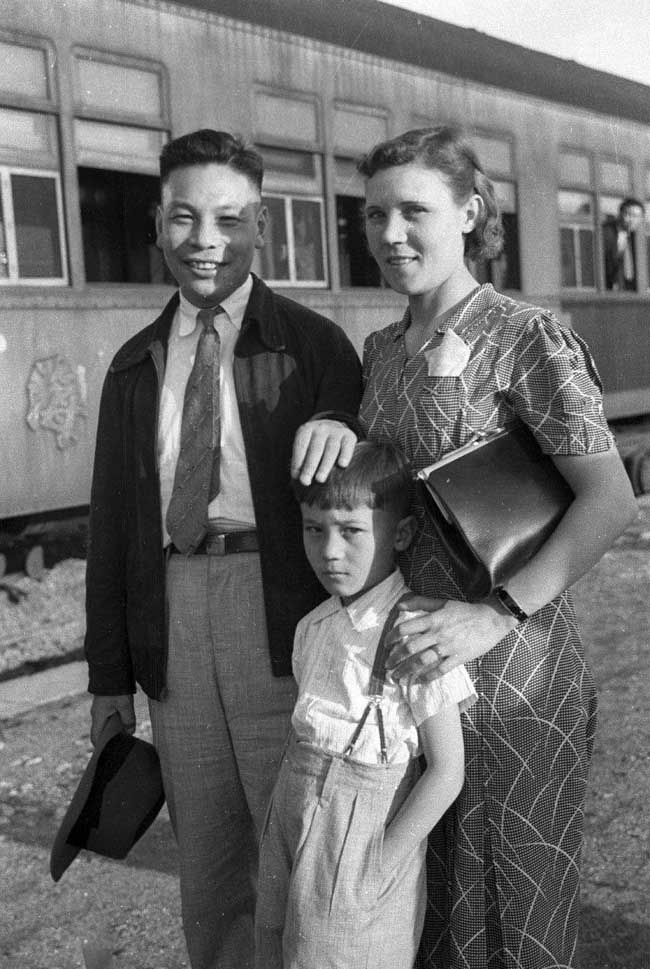 时任赣南行署专员的蒋经国与妻儿合影