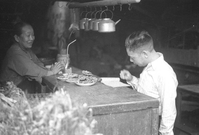 蒋经国走访赣州街头店铺